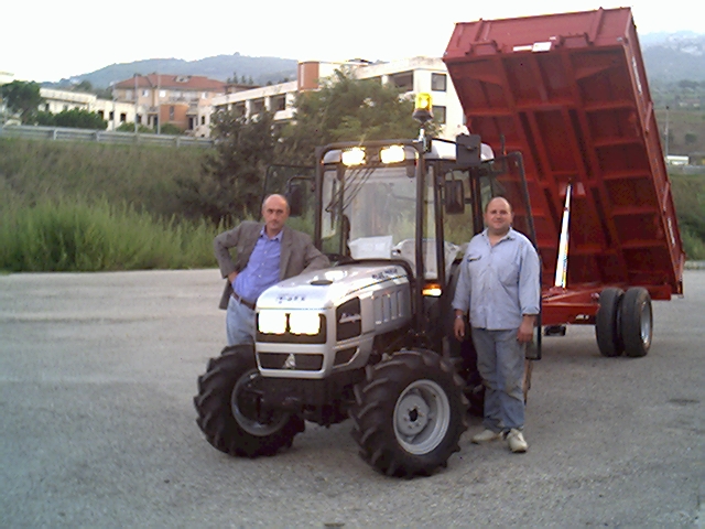 A sinistra Donato Zotti e a destra un cliente, al momento della consegna di un Trattore Lamborghini